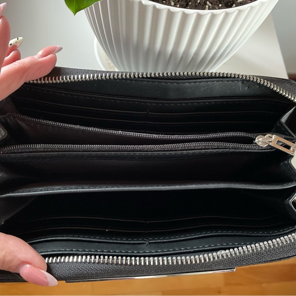 Guess wallet - Picture 2 of 4